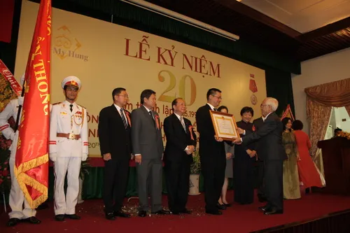 Công ty TNHH Phát triển Phú Mỹ Hưng đón nhận Huân chương Lao động hạng Nhất