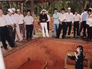 Cán bộ công chức khối Đảng - Quận ủy quận Tân Bình về nguồn Củ Chi