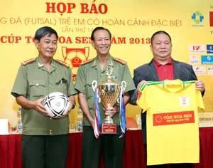 Giải Futsal trẻ em có hoàn cảnh đặc biệt 2013: Sân chơi nhân văn cho trẻ em khó khăn cơ nhỡ