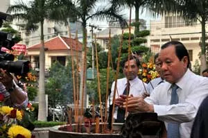 Lãnh đạo TPHCM viếng, thắp hương tượng đài Bồ tát Thích Quảng Đức