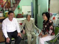 Đoàn đại biểu lãnh đạo thành phố thăm Người Cao Tuổi ở quận Tân Phú