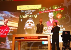 Nick đến Việt Nam - “vỗ tay” và “tiếng thở dài”