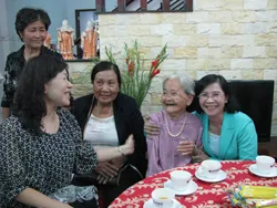 Thăm người cao tuổi ở quận 3 và quận Bình Tân
