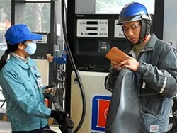 Xăng tăng giá, người tiêu dùng lo lắng
