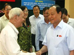 Đại biểu quốc hội  tiếp xúc cử tri là thành viên của UB MTTQ TP