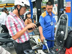 Xăng dầu tăng thêm 305 - 370 đồng