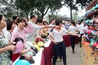 Người dân nghi ngại chất lượng mũ bảo hiểm đổi