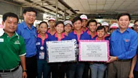 Bí thư Trung ương Đoàn thăm sinh viên tình nguyện tiếp sức mùa thi