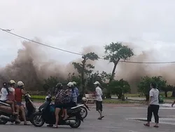 Vấn đề hôm nay: Xem bão – sự hiếu kỳ khó chấp nhận