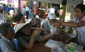 CLB từ thiện Đồng Tâm khám và phát thuốc miễn phí cho bà con nghèo ở Long An