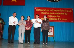 Phó Chủ tịch nước thăm và tặng quà các gia đình chính sách tại huyện Củ Chi
