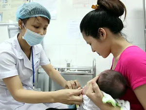Tiêm vắc xin và nỗi lo người trong cuộc