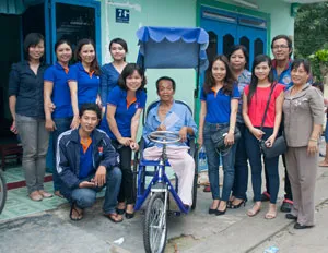 Đoàn thanh niên VOH trao tặng xe lắc tay cho thương binh Nguyễn Văn Cảnh