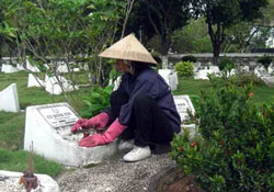 Những người giữ ấm mộ liệt sĩ