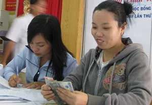 Trao tặng 15 suất học bổng hỗ trợ công nhân học tập