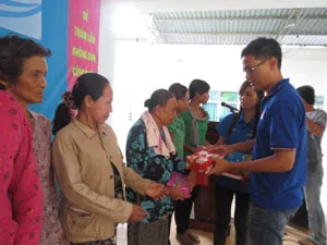 Đoàn viên Khối Dân-Chính-Đảng xung kích, tình nguyện tại xã Hiệp Phước, huyện Nhà Bè