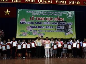 Trao học bổng “Nhịp cầu ước mơ” cho các em học sinh nghèo, hiếu học có hoàn cảnh khó khăn