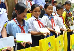 PVFCCo hỗ trợ cho con nông dân nghèo đến trường