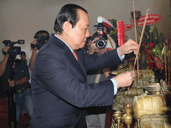 Lãnh đạo TPHCM dâng hương, đặt vòng hoa nhân dịp Quốc khánh