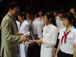 Hơn 2.000 sinh viên, học sinh nhận học bổng Vallet