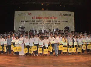 Trao 650 suất học bổng cho các em học sinh khuyết tật, mồ côi nghèo