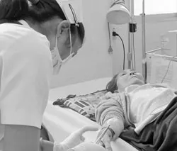 Bác sĩ trốn việc ra khám ở phòng mạch tư trong giờ hành chính