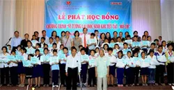 Trao gần 300 suất học bổng Vì tương lai học sinh khuyết tật và mồ côi