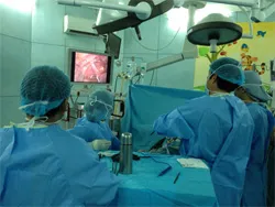 Khám chữa bệnh ở nước ngoài, có phải vì bụt nhà không thiêng?