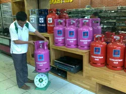 Tháng 10/2013: Giá gas giảm 8.000 đồng xuống mức 390.000 đ/bình 12kg