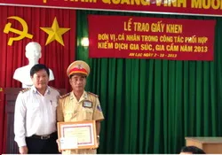 Chi cục Thú y TPHCM tặng giấy khen cho đội CSGT An Lạc