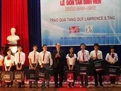 Tặng 320 bộ vẽ kỹ thuật cho tân sinh viên Đại học KHXHundefinedNV TPHCM