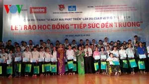 Hơn 200 tân sinh viên vượt khó nhận học bổng Tiếp sức đến trường