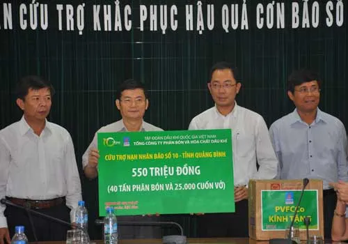 PVFCCo hỗ trợ 2,5 tỉ đồng cho đồng bào bị bão số 8 và số 10