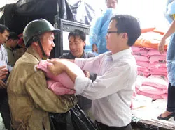 Ấm áp nghĩa tình với bà con vùng lũ