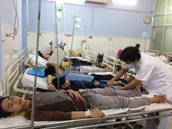 Hàng loạt công nhân ngộ độc thực phẩm