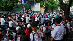 Nhiều giải pháp khắc phục ùn tắc trước cổng trường