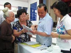 Tin TPHCM ngày 19/10/2013: Tổ đại biểu Quốc hội tiếp xúc cử tri quận 5 1