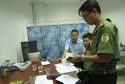 Thanh tra phòng khám Trung Quốc, bác sĩ tháo chạy