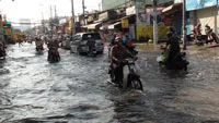 Triều cường ở TPHCM vẫn còn ở mức rất cao