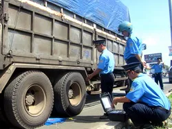 VĐHN: Xử lý xe chở quá tải - Cần có biện pháp giải quyết từ gốc