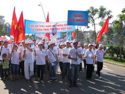 Hơn 2.000 người tham gia diễu hành đi bộ 90 triệu con cháu Lạc Hồng