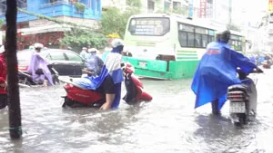 Mưa to cộng triều cường, nhiều tuyến đường ở TPHCM chìm trong biển nước