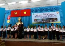 Trao 300 suất học bổng “Ươm mầm Đại thụ Việt Nam”
