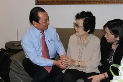 Bí thư Thành ủy Lê Thanh Hải thăm gia đình cố giáo sư Lương Định Của