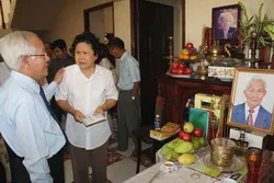 Chủ tịch UBND thành phố Lê Hoàng Quân thăm các nhà giáo tiêu biểu