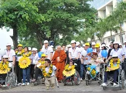 Chủ tịch nước Trương Tấn Sang đi bộ gây quỹ ủng hộ người khuyết tật