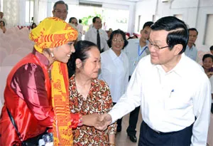 Tin TPHCM ngày 02/12/2013: Chủ tịch nước Trương Tấn Sang tiếp xúc cử tri quận 1