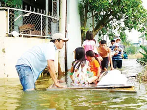 Chủ tịch UBND TPHCM kiểm tra công tác khắc phục sự cố vỡ bờ bao ở Thủ Đức