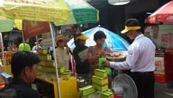 Doanh nghiệp giới thiệu hàng Tết Việt tại chợ Nguyễn Tri Phương