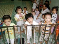 VĐHN: Phập phồng với nhà giữ trẻ tự phát